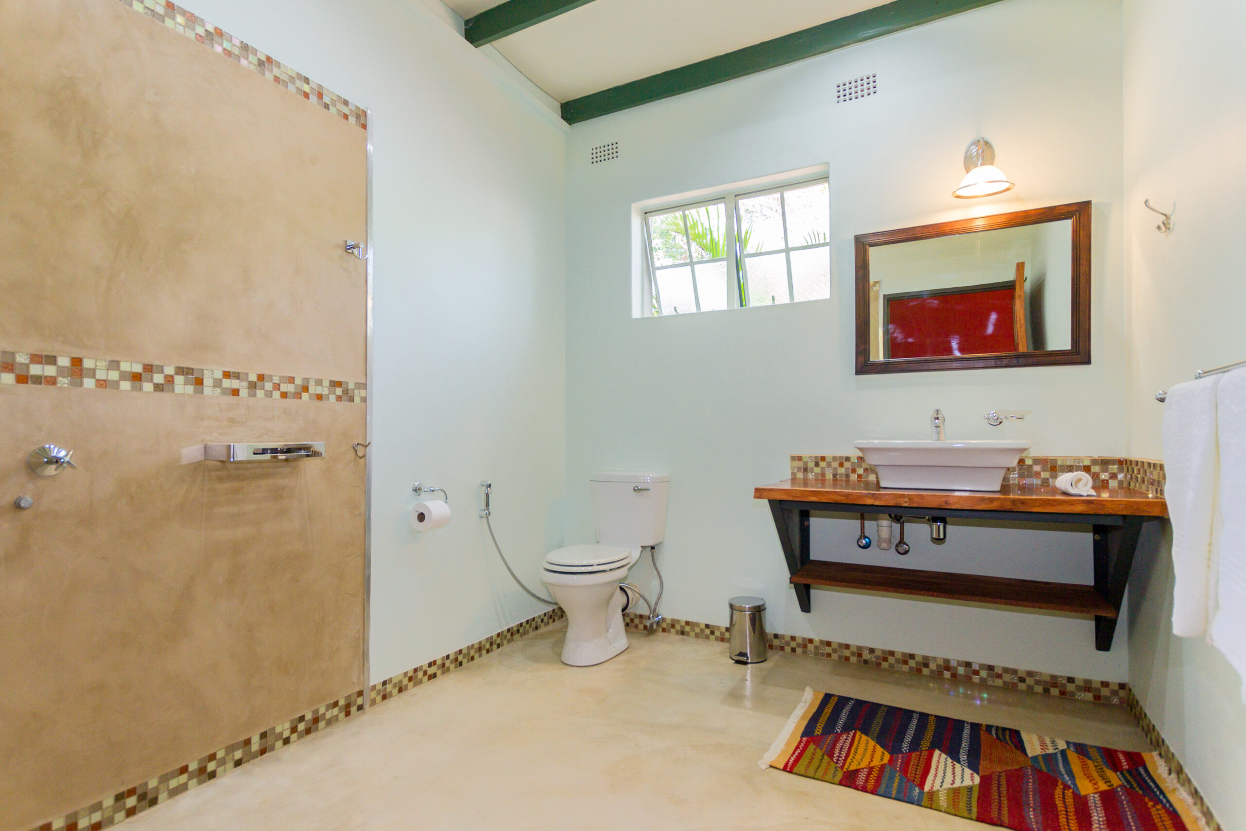 All rooms feature ensuite bathrooms at The Courtney Lodge