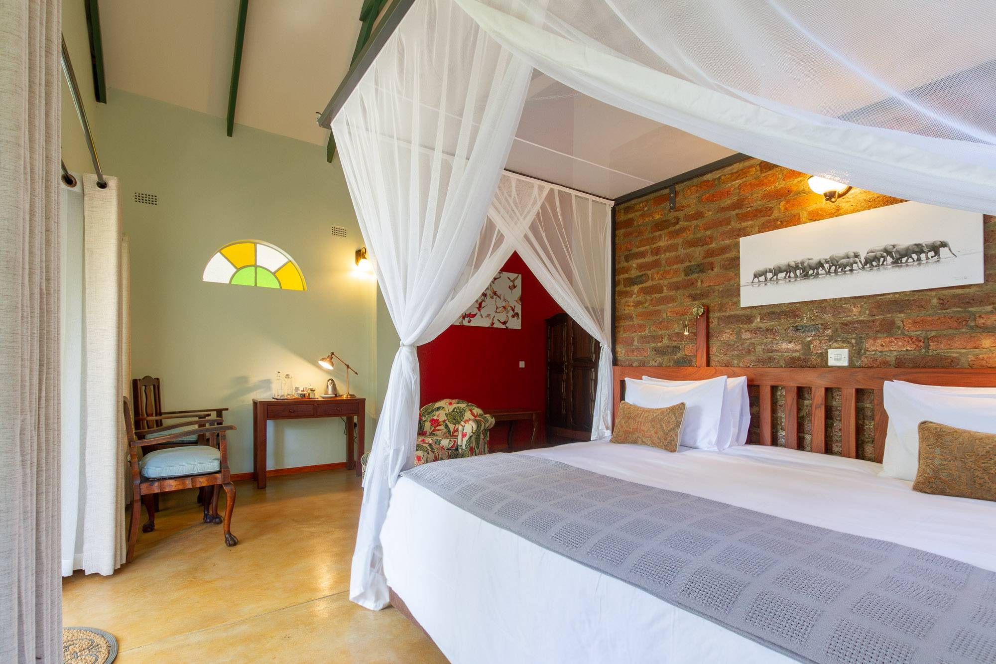 Room 1 with extra large king size bed at The Courtney Lodge
