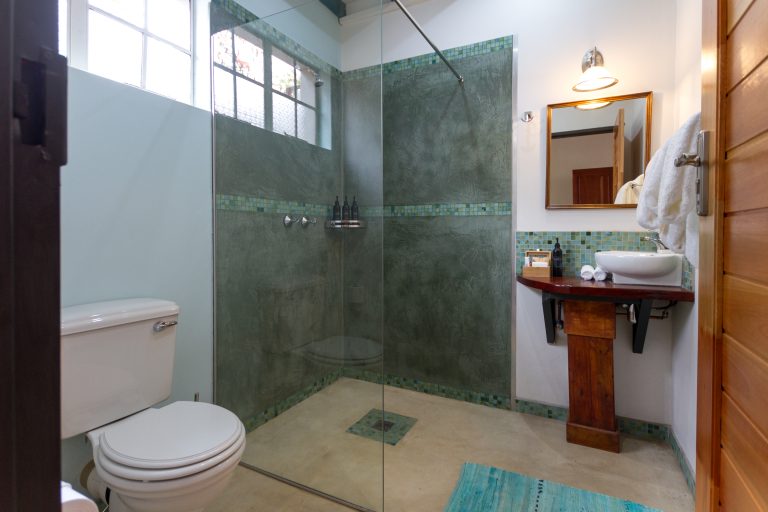 The bathroom features a teal colour scheme
